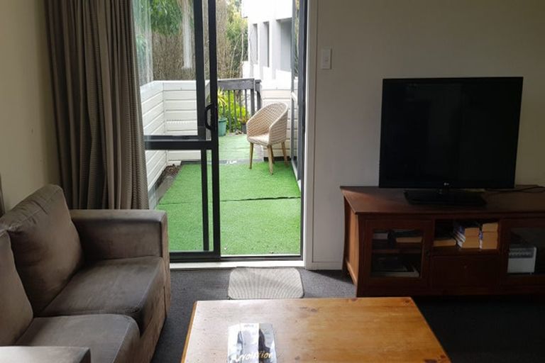 Photo of property in 8c Schnapper Rock Road, Schnapper Rock, Auckland, 0632