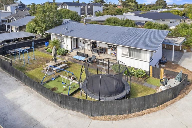 Photo of property in 61 Graham Avenue, Te Atatu Peninsula, Auckland, 0610