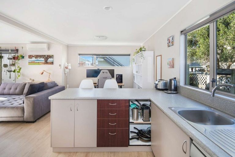 Photo of property in 3/131 Queens Drive, Lyall Bay, Wellington, 6022