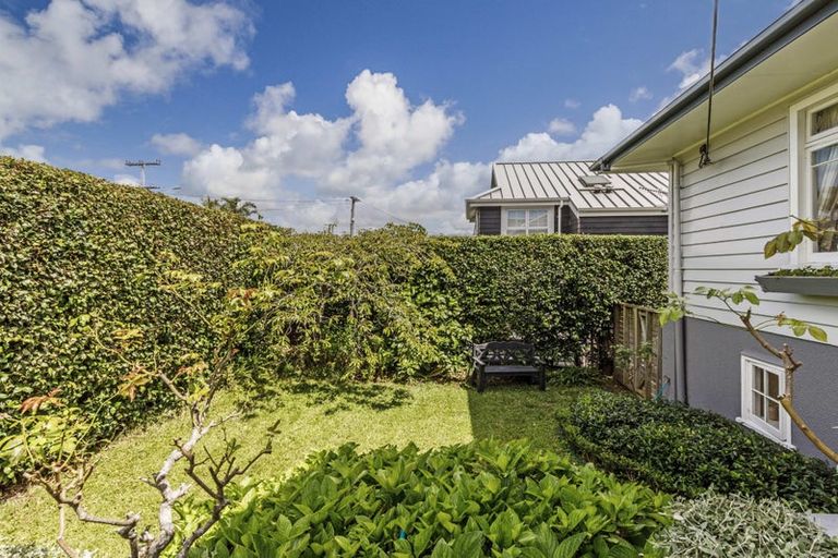 Photo of property in 1/41 East Coast Road, Milford, Auckland, 0620