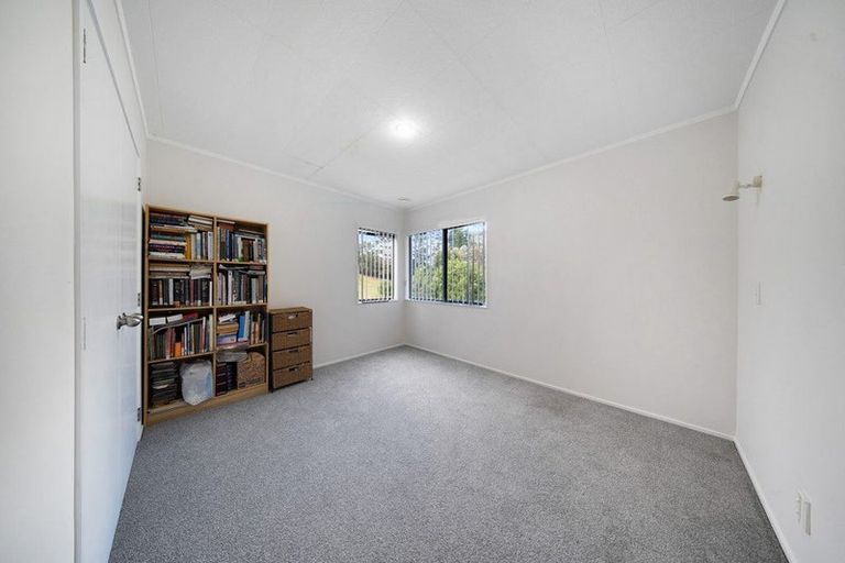 Photo of property in 215 Kaipara Road, Papakura, 2582