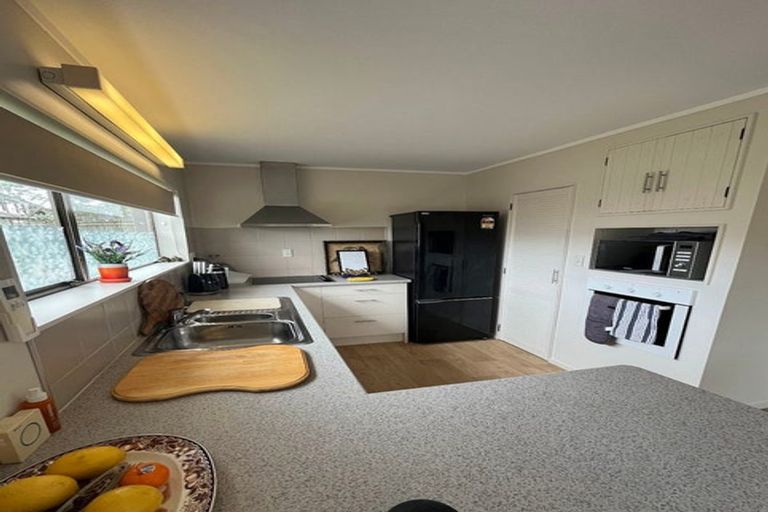 Photo of property in 2/576 Beach Road, Rothesay Bay, Auckland, 0630