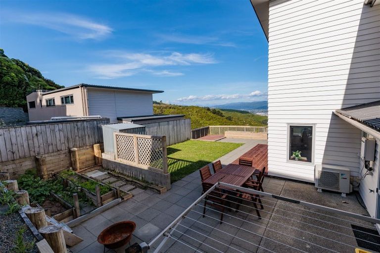 Photo of property in 27 Tamworth Crescent, Newlands, Wellington, 6037