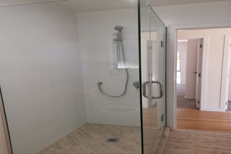 Photo of property in 16 Para Close, Fairview Heights, Auckland, 0632