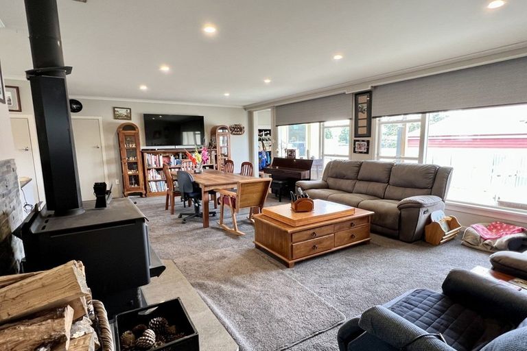 Photo of property in 65 Orawia Road, Tuatapere, 9620