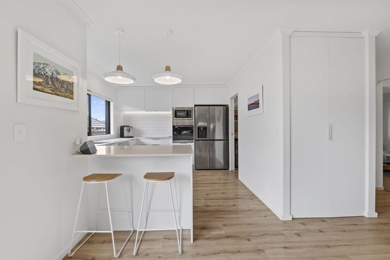 Photo of property in 8 Oakmont Crescent, Waiwhakaiho, New Plymouth, 4312