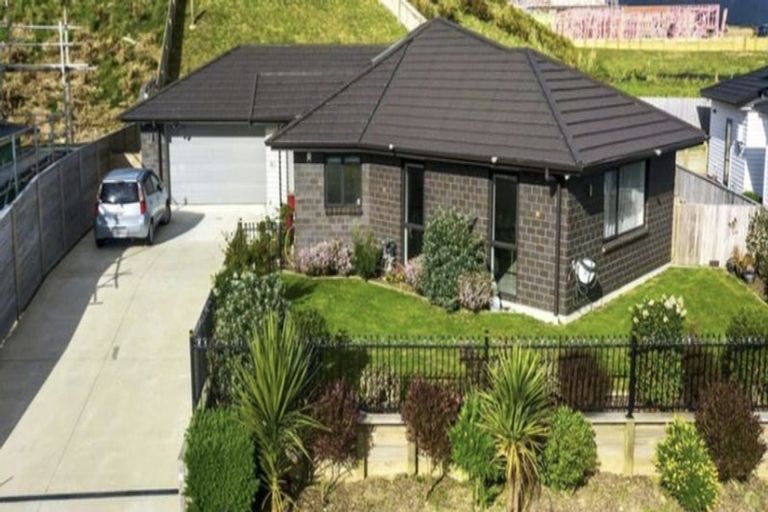 Photo of property in 117 Queen Charlotte Drive, Aotea, Porirua, 5024