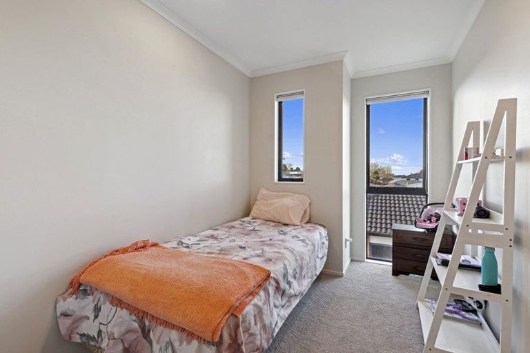 Photo of property in 10e Roberts Road, Te Atatu South, Auckland, 0610