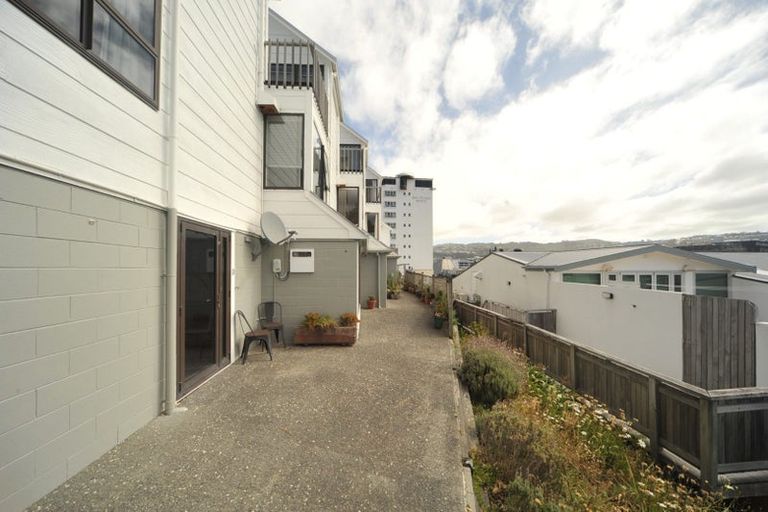 Photo of property in 2u1 Hood Street, Mount Victoria, Wellington, 6011