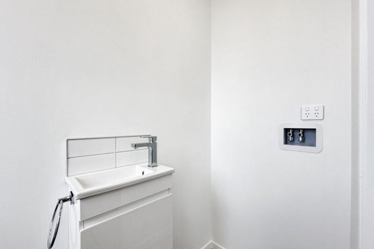 Photo of property in 2 Ngae Place, Mangere East, Auckland, 2024