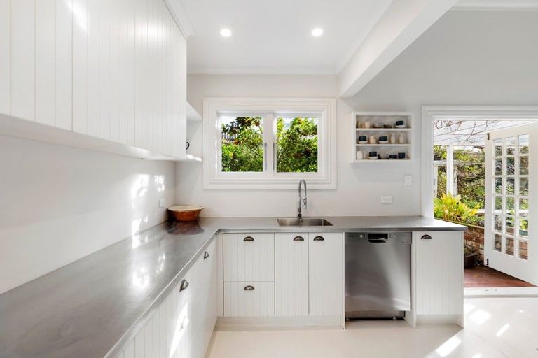 Photo of property in 15 Colenso Avenue, Hospital Hill, Napier, 4110