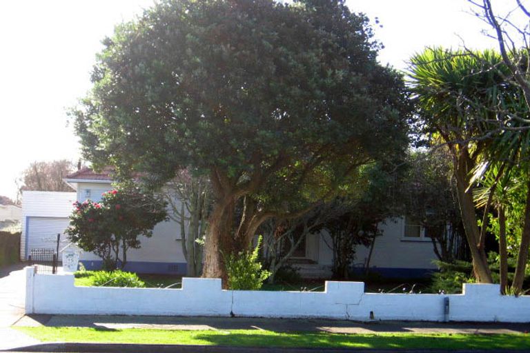 Photo of property in 15 Park Road, West End, Palmerston North, 4412