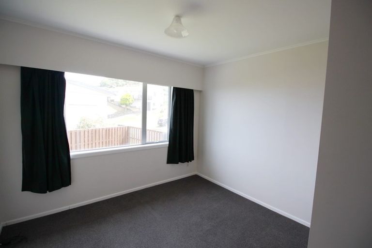 Photo of property in 30 Somes Crescent, Newlands, Wellington, 6037
