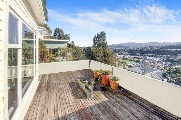 Photo of property in 88 Nevay Road, Karaka Bays, Wellington, 6022