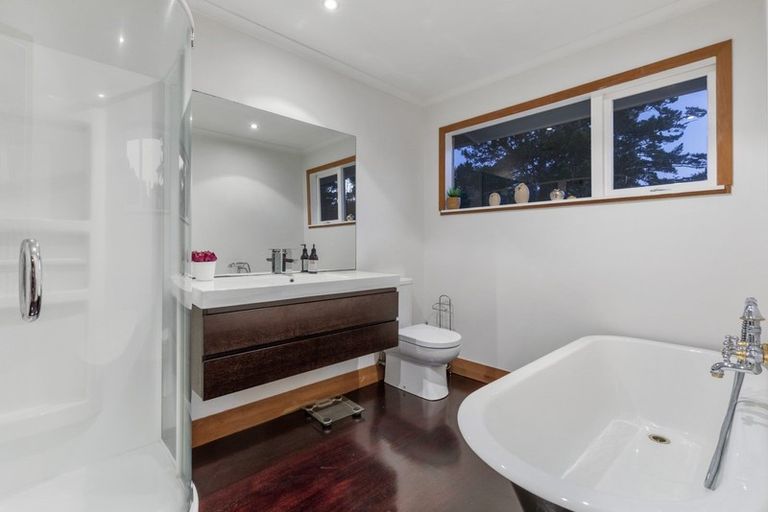 Photo of property in 166 Godley Road, Titirangi, Auckland, 0604