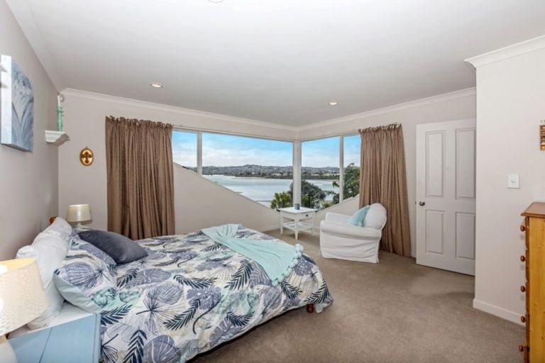 Photo of property in 32 Pohutukawa Avenue, Red Beach, 0932