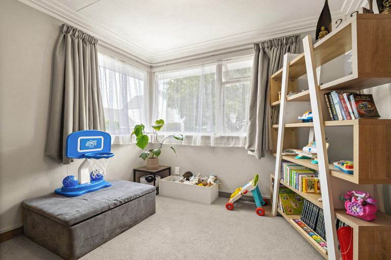 Photo of property in 73 Macandrew Road, South Dunedin, Dunedin, 9012
