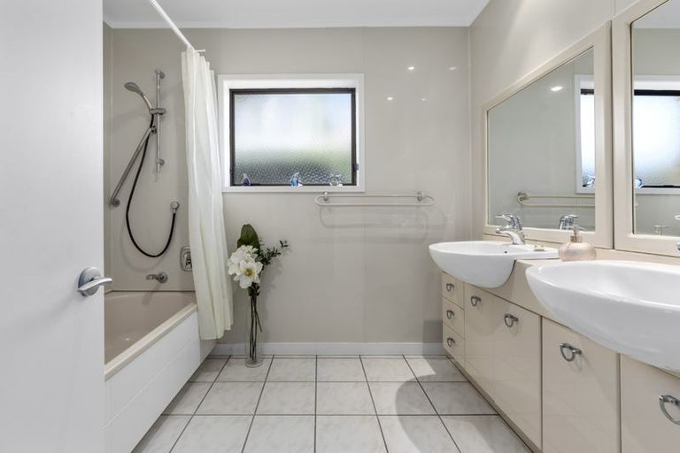 Photo of property in 11 Laing Place, Otumoetai, Tauranga, 3110