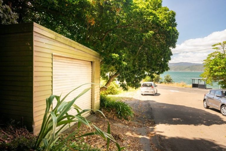 Photo of property in 6 Nakora Road, Karaka Bays, Wellington, 6022
