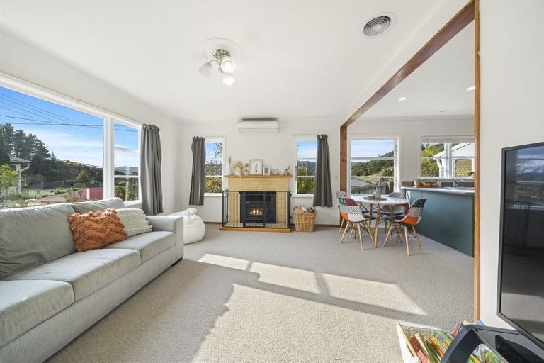 Photo of property in 21 Gardiner Grove, Wainuiomata, Lower Hutt, 5014