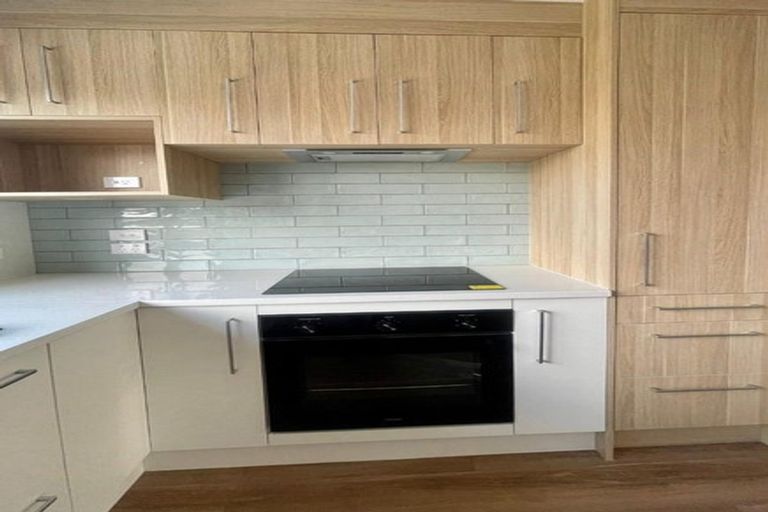 Photo of property in 2 Mikoikoi Crescent, Mangere Bridge, Auckland, 2022