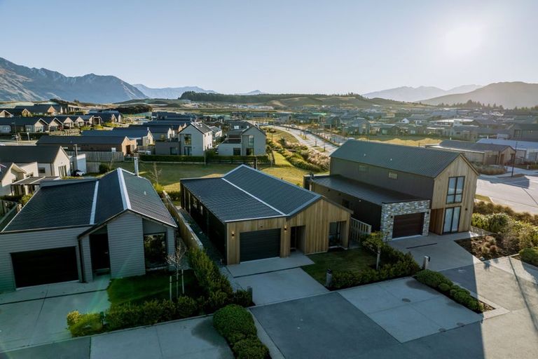 Photo of property in 5 Matakanui Lane, Wanaka, 9305