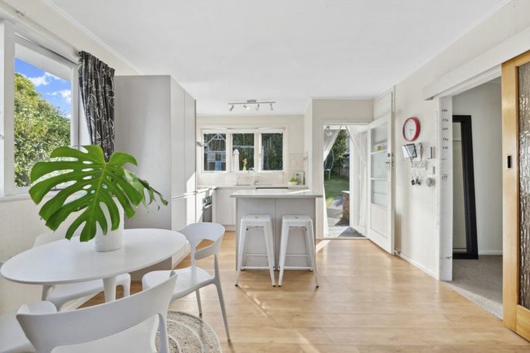 Photo of property in 2 Seine Road, Forrest Hill, Auckland, 0620