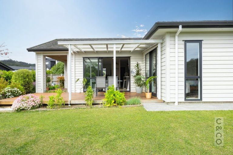 Photo of property in 15 Vogwill Road, Kumeu, 0810
