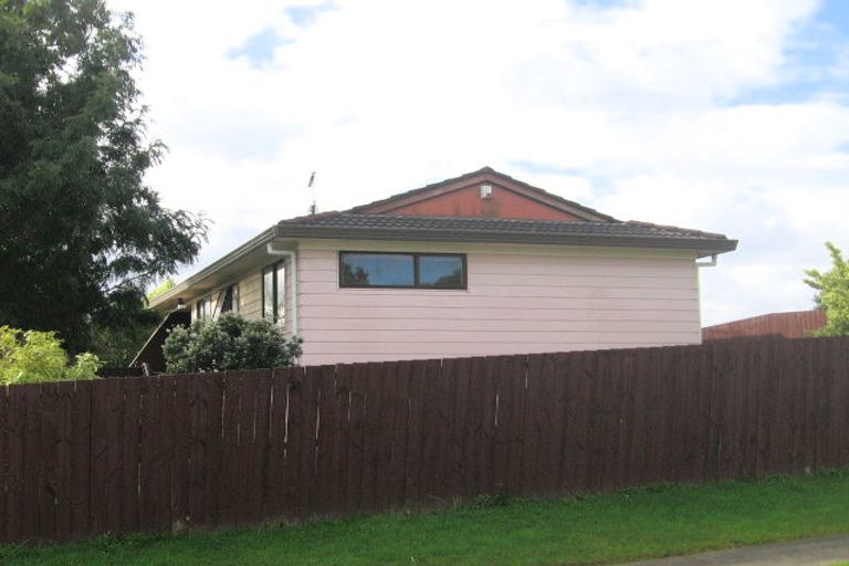 Photo of property in 3 Halloran Place, Massey, Auckland, 0614