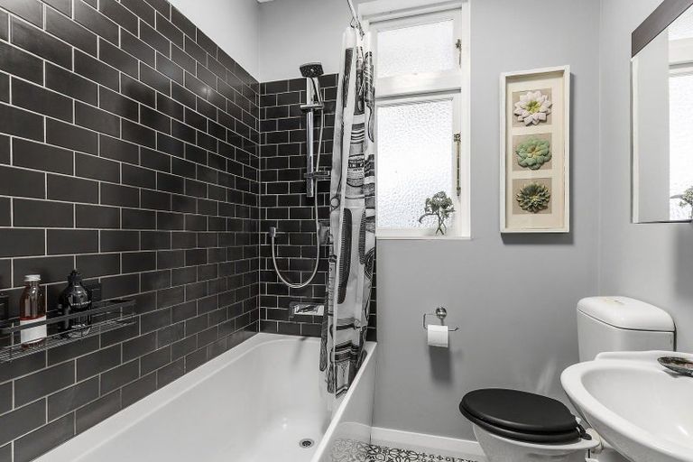 Photo of property in 19 Thorby Street, Northland, Wellington, 6012