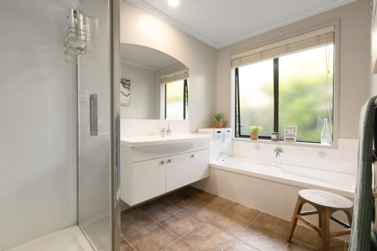 Photo of property in 5 Seabreeze Place, Papamoa Beach, Papamoa, 3118