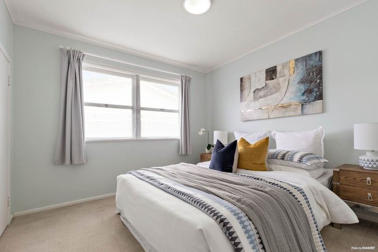 Photo of property in 1/20 Hogans Road, Glenfield, Auckland, 0629