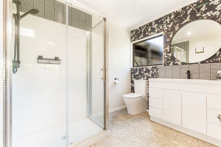 Photo of property in 8 Gregg Place, Sunnyvale, Auckland, 0612