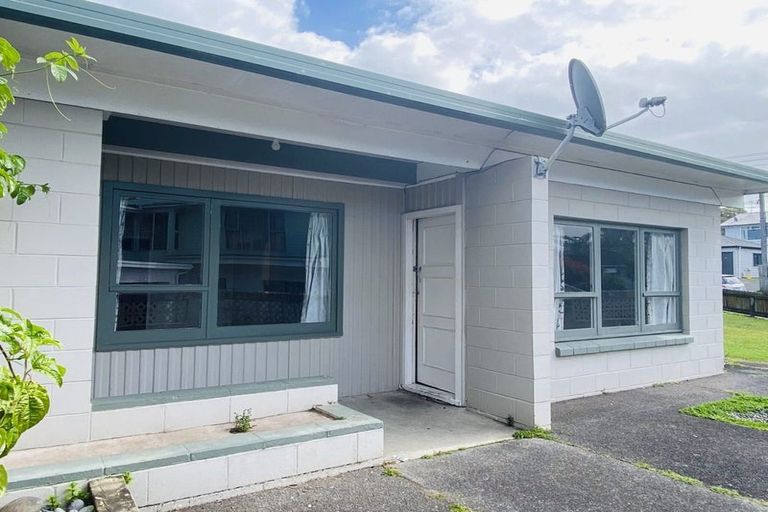 Photo of property in 1/22 Kelston Street, New Lynn, Auckland, 0600