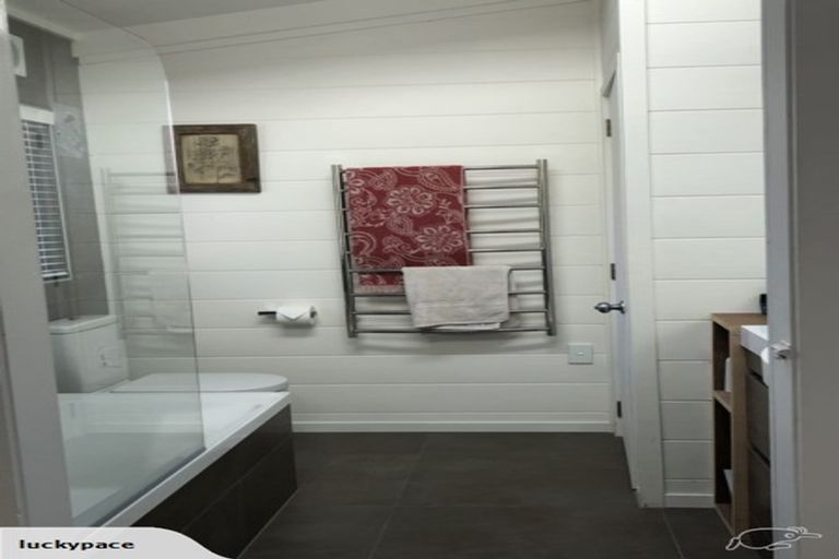 Photo of property in 2/99 Konini Road, Titirangi, Auckland, 0604