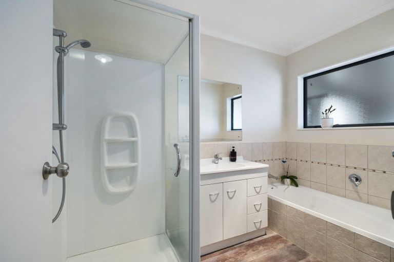 Photo of property in 8 Sunshine Place, Kelvin Grove, Palmerston North, 4414