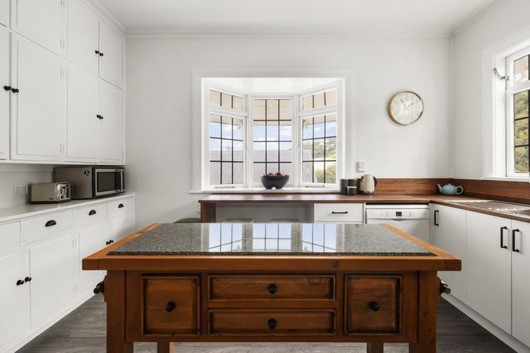 Photo of property in 212 Queens Drive, Lyall Bay, Wellington, 6022