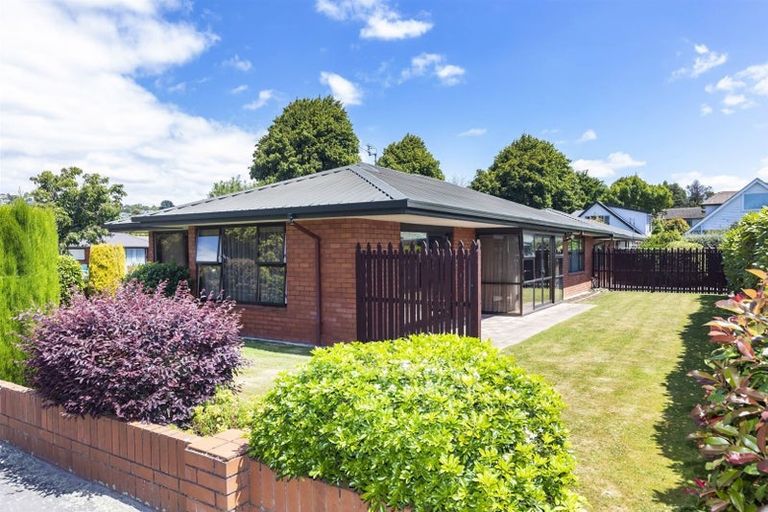 Photo of property in 2/2a Thorrington Road, Cashmere, Christchurch, 8022