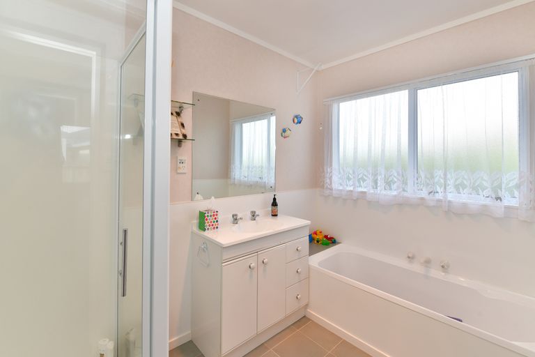 Photo of property in 1 Lakeside Drive, Orewa, 0931