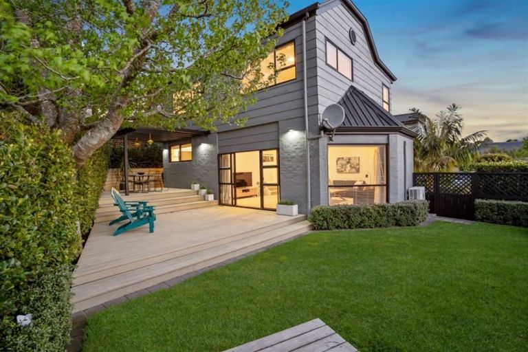 Photo of property in 1/16 Manutara Avenue, Forrest Hill, Auckland, 0620