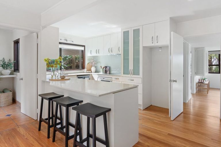 Photo of property in 33 Woodlands Crescent, Browns Bay, Auckland, 0630