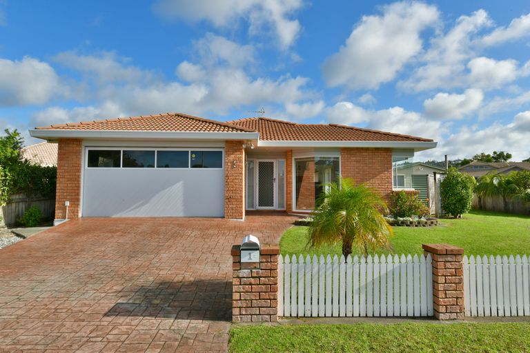 Photo of property in 1 Lakeside Drive, Orewa, 0931