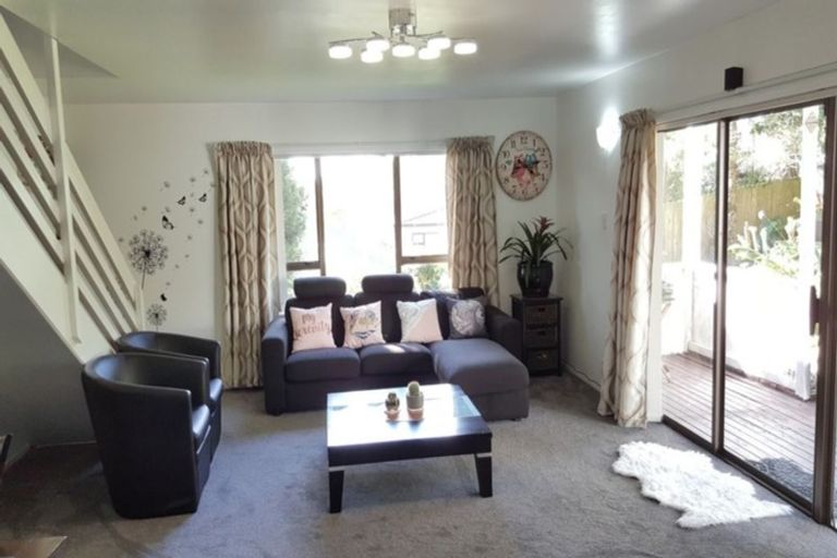 Photo of property in 2/42 Tree View Avenue, Glenfield, Auckland, 0629