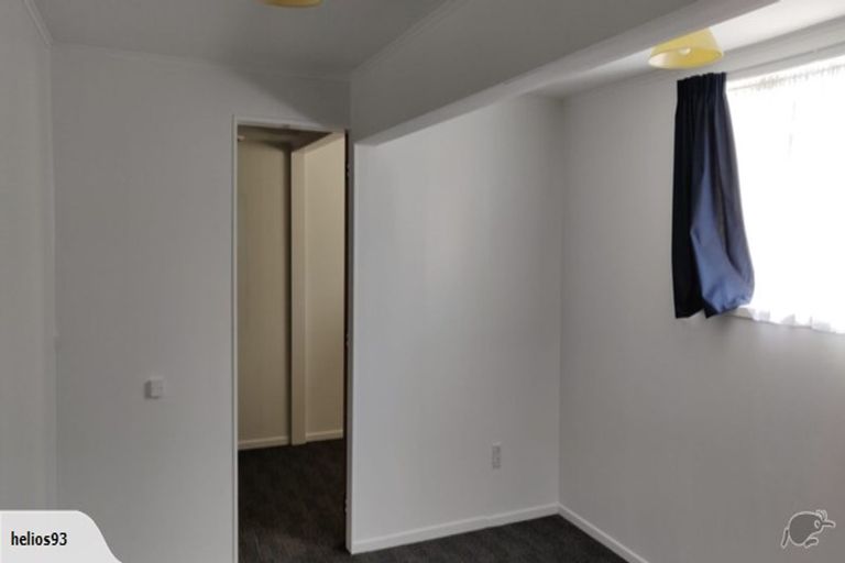 Photo of property in 19 Somes Crescent, Newlands, Wellington, 6037