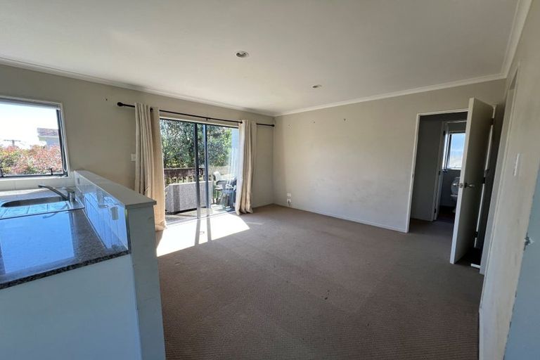 Photo of property in 5 Sherwood Avenue, Te Atatu South, Auckland, 0610