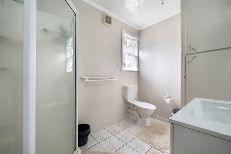 Photo of property in 2 Fruitvale Road, New Lynn, Auckland, 0600