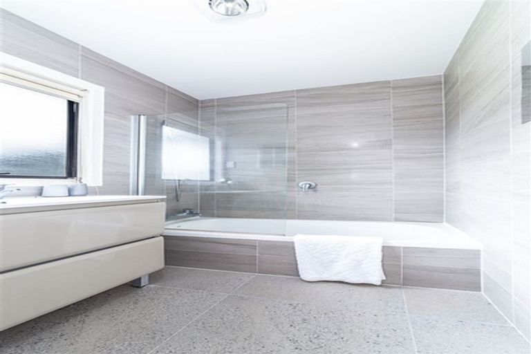 Photo of property in 30 Silverstone Place, Henderson, Auckland, 0612