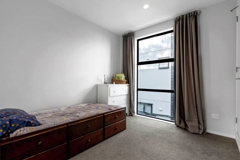 Photo of property in 27 Tokai Place, Glen Eden, 0602