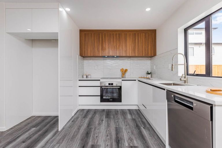 Photo of property in 7b Gladfield Lane, Te Atatu Peninsula, Auckland, 0610