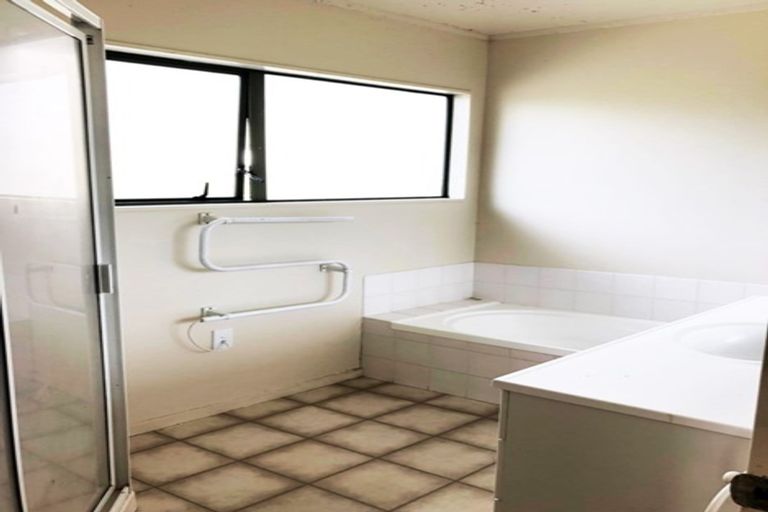 Photo of property in 2/14 Kells Place, Botany Downs, Auckland, 2010